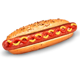 Amerikāņu hotdogs ar pikanto vistas desiņu graudu maizē