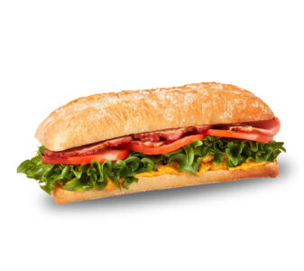 Ciabatta ar bekonu, salātiem un tomātu BLT